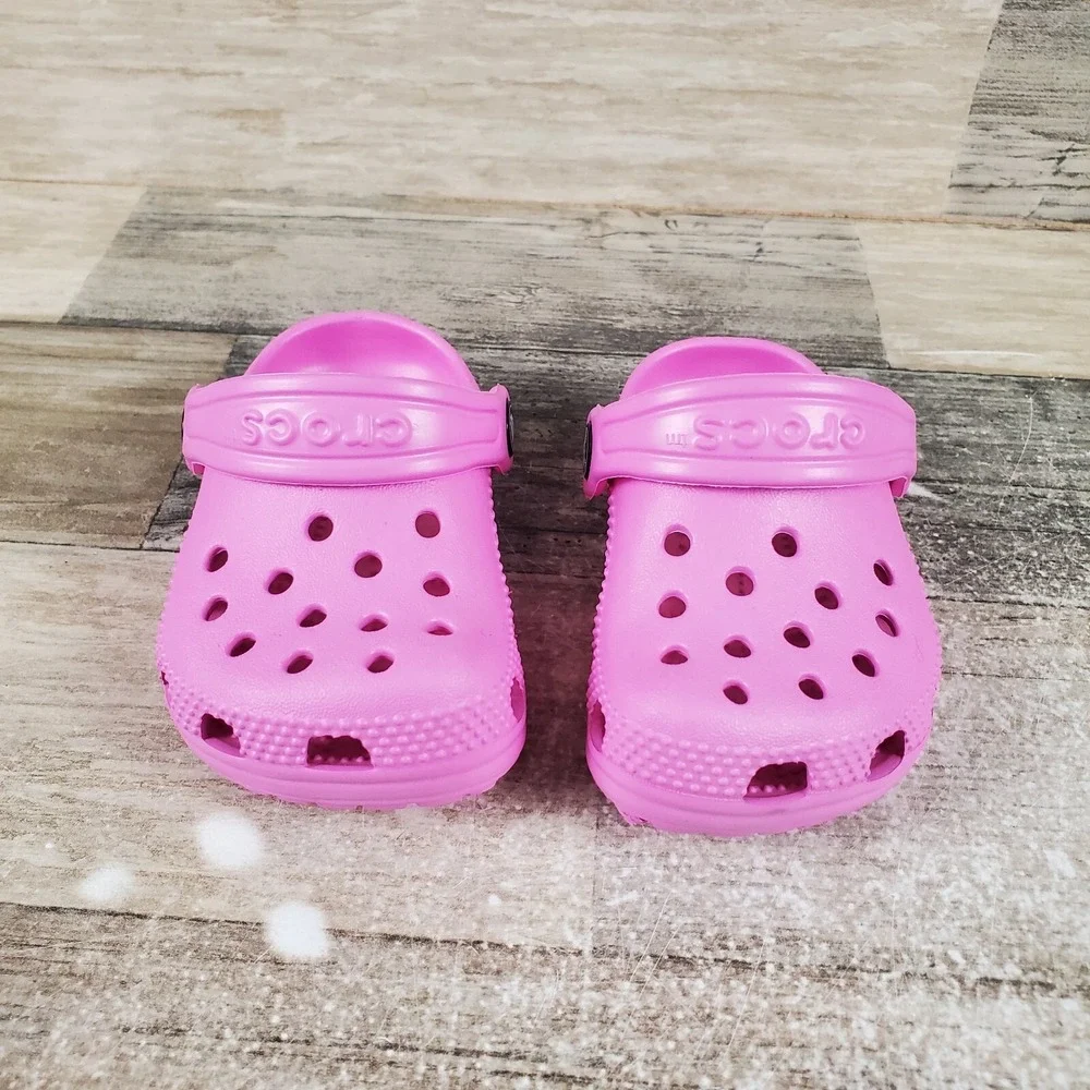Crocs Classic Kids Clogs Sz 2 / 3 Pink Rubber Slip On Round Toe Slingback Shoe